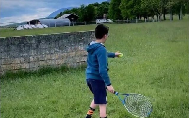 Sport de raquette Enfant jouant au badminton en extérieur lors d'une séance adaptée